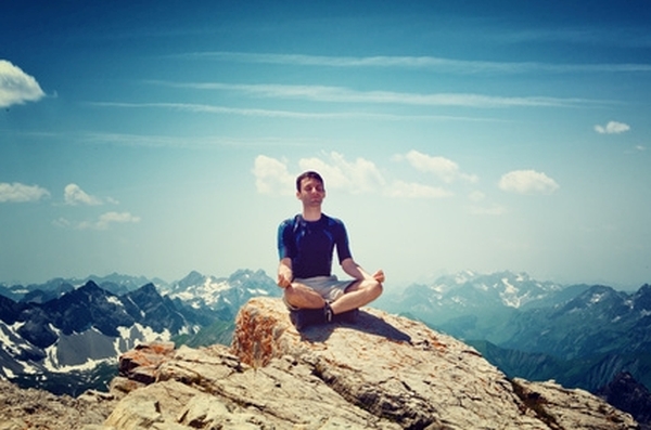 Meditation - Mann auf Berg